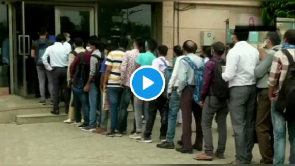 दिल्ली में आज से मेट्रो और बसें फुल सीटिंग कैपिसिटी से चलने लगीं, लोगों की लंबी कतारें दिखीं- VIDEO