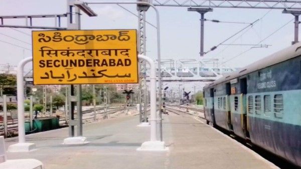 सिकंदराबाद: RPF जवान की मुस्तैदी से चलती ट्रेन के नीचे आने से बची महिला, सामने आया वीडियो