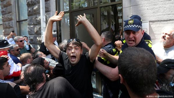 जॉर्जिया: प्राइड परेड के पहले हिंसा, पत्रकारों समेत कई घायल