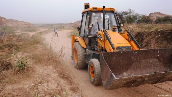 अरावली वन क्षेत्र में रह रहे लोगों के मकानों पर बुलडोजर
