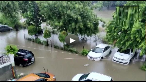 VIDEO: गुड़गांव में भारी वर्षा, निचले इलाकों में जलभराव, हाईवे जाम, कहीं-कहीं कमर तक पानी