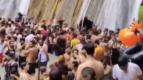 वायरल वीडियो के बाद जागी उत्तराखंड सरकार, केम्पटी फॉल में अब एक बार में नहा सकेंगे केवल 50 लोग