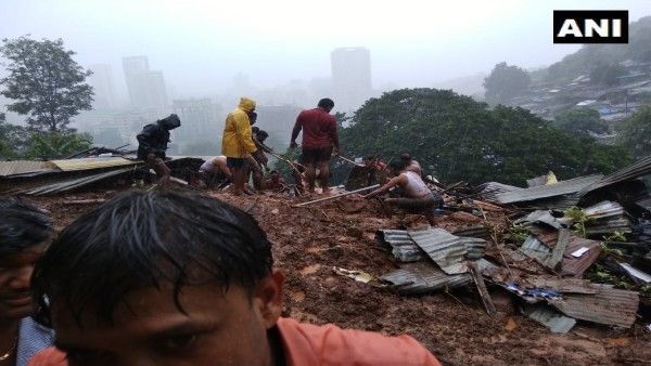 महाराष्ट्र: ठाणे के कलवा में भूस्खलन के बाद एक मकान गिरने से 5 लोगों की मौत