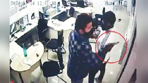 पिस्तौल लेकर एक्सिस बैंक में घुसे लुटेरों ने कर्मचारियों को बंधक बनाकर 10 मिनट में 80 लाख रु. लूटे