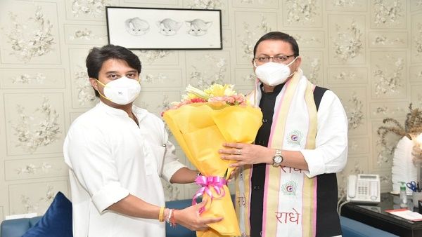 उत्तराखंड के मुख्यमंत्री पुष्कर सिंह धामी ने दिल्ली में ज्योदिरादित्य सिंधिया से की मुलाकात