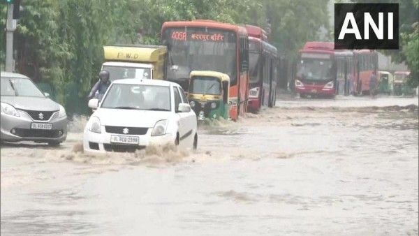 नई दिल्ली: जलभराव से संबंधित शिकायतों के लिए पीडब्ल्यूडी ने जारी किया हेल्पलाइन नंबर