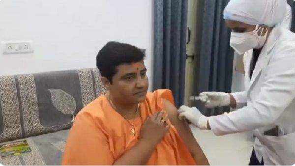 BJP सांसद साध्वी प्रज्ञा को घर पर वैक्सीन लगाने आई स्वास्थ्य विभाग की टीम, कांग्रेस ने पूछा- विशेष छूट क्यों