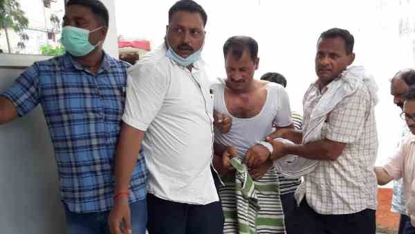 घूस लेते रंगेहाथ गिरफ्तार हुआ दरोगा, बनियान और तौलिया में उठा ले गई एंटी करप्शन टीम
