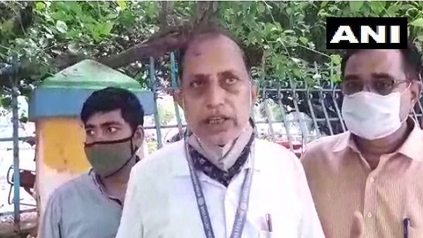 थाणे म्युनिसिपल ने जिंदा आदमी को फोन करके कहा, अपना मृत्यु प्रमाण पत्र ले लीजिए