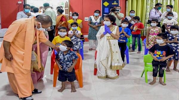 सरकारी नौकरी, सस्ता घर और फ्री शिक्षा, जानिए यूपी की जनसंख्या नीति में किसे मिलेगा फायदा