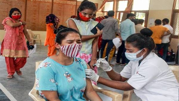 दिल्ली में कोरोना वैक्सीन की कमी, सरकार ने बंद किए 500 सेंटर