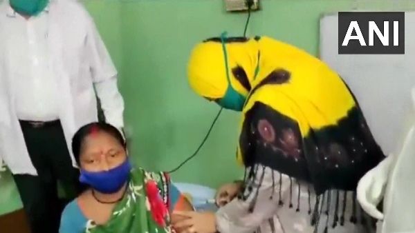 बंगाल: महिला को वैक्सीन लगाते TMC नेता की तस्वीरें वायरल, बवाल होने पर दी सफाई