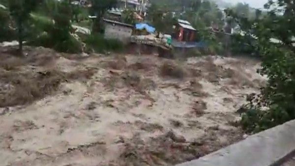 हिमाचल में कुदरत का कहर: पीएम मोदी और अमित शाह ने ली हालात की जानकारी, NDRF की टीमें रवाना