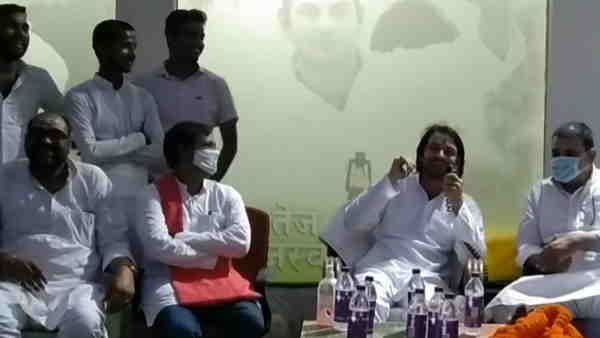 फेसबुक लाइव में तेज प्रताप ने कहा- उनका भाषण सुनने भूते आते हैं, कुछ लोग उनका सपना देखते हैं