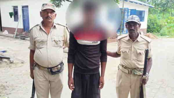 सुपौलः शिवलिंग पर पैर रखकर युवकों ने खिंचवाई फोटो, वायरल होने पर पुलिस ने किया गिरफ्तार