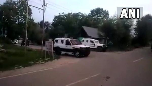 जम्मू कश्मीरः कुलगाम में पुलिस गश्ती दल पर आतंकी हमला, एक पुलिसकर्मी शहीद