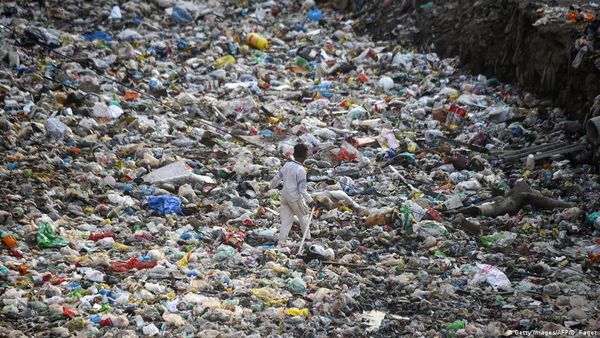 भारत में सिंगल यूज प्लास्टिक बैन: महंगाई और बेरोजगारी के बदले पर्यावरण