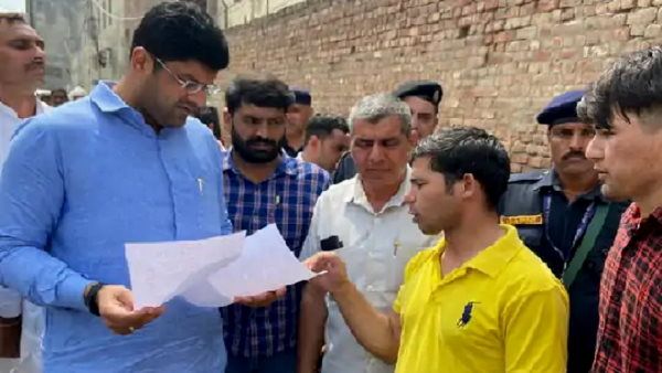 हरियाणा में डिप्टी CM से अफगानी छात्र, कहा- तालिबानी कब्जे से परिवार संकट में, हमारे रहने खाने की व्यवस्था करे
