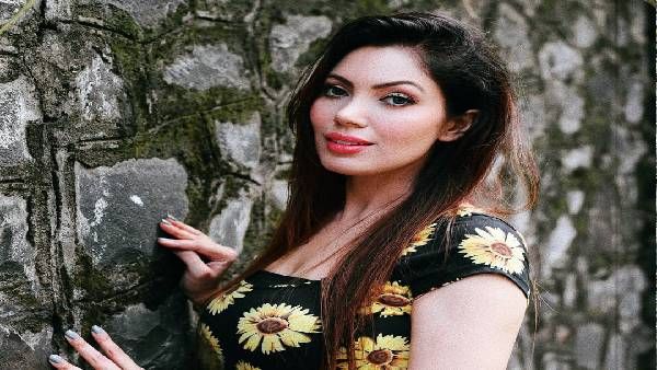 शॉर्ट स्कर्ट में 'तारक मेहता...' फेम 'बबीता जी' को देखकर फैंस हुए क्रेजी, बोले- पटाखा लग रही हो