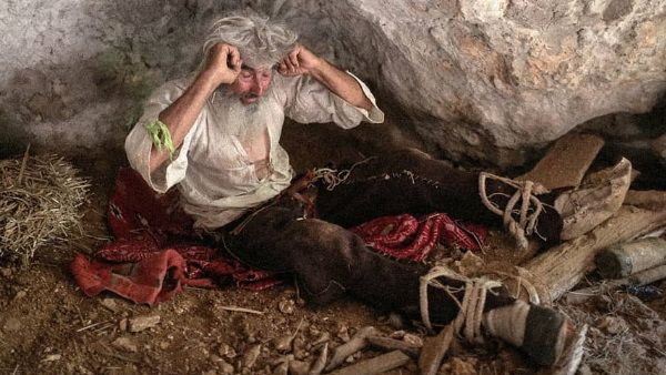 कोरोना के खौफ से 20 साल बाद गुफा से बाहर निकला शख्स, इस तरह लोगों के लिए पेश की मिसाल