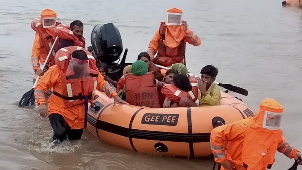 बाढ़ से बंगाल बेहाल, केंद्र ने किया 2 लाख रुपए मुआवजे का ऐलान, ममता ने DVC को ठहराया जिम्मेदार