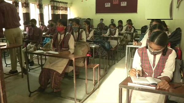 पंजाब में आज से सभी कक्षाओं के लिए स्कूल खुले, विद्यार्थी बोले- हमें हाथ नहीं मिलाने, 2 गज दूर रहेंगे