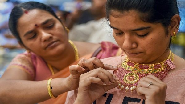 Gold Hallmarking : हॉलमार्किंग को लेकर ज्वैलर्स नाराज, देशभर के सर्राफा संघों ने किया हड़ताल