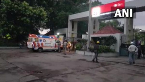 गुजरात की सीमेंट फैक्ट्री में बड़ा हादसा, निर्माणाधीन चिमनी में गिरे 6 मजदूर