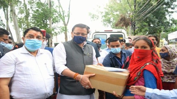 उत्तराखंड सीएम ने आवासहीन परिवारों को बांटी राशन किट, शुरू किया मोबाइल टीकाकरण अभियान