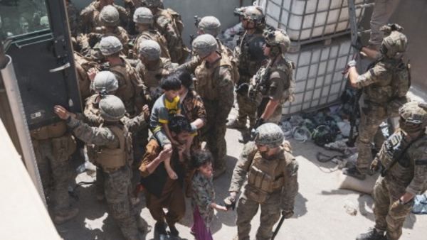 तालिबान की बड़ी जीत, काबुल एयरपोर्ट के 3 गेट को अमेरिकी सेना ने छोड़ा, लड़ाकों ने जमाया कब्जा