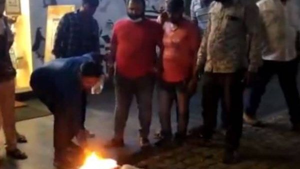 अहमदाबाद: बजरंग दल ने जलाई 'कामसूत्र' नाम की किताब, देवी-देवाओं के अपमान का आरोप