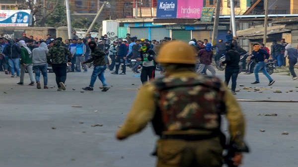 जम्मू कश्मीर में पत्थरबाजों नहीं मिलेगी सरकारी नौकरी और सरकारी सुविधाएं, CID ने जारी किया फरमान