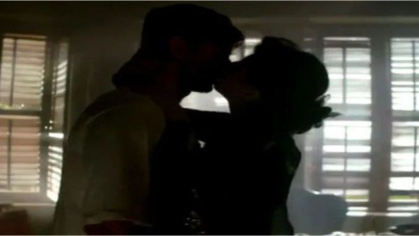 कपल्स के एक-दूसरे को Kiss करने से परेशान सोसायटी ने गेट के बाहर लगाया 'नो किसिंग जोन' का बोर्ड