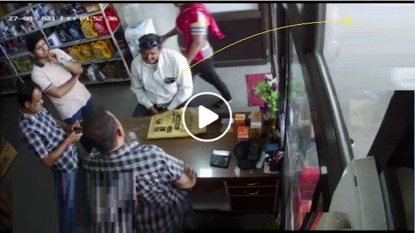 VIDEO: शोरूम में बैठे शख्स के मोबाइल में लगी अचानक आग, तुरंत निकालकर फेंका बाहर, और फिर..