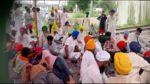 पंजाब: किसानों ने जालंधर में हाईवे और रेलवे ट्रैक ब्लॉक किया, फिरोजपुर रेल मंडल में 19 ट्रेनें रद्द