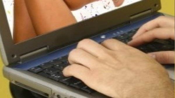 5वीं के स्टूडेंट्स की चल रही थी ऑनलाइन क्लास, अचानक स्क्रीन पर आ गई पोर्न वीडियो