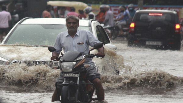 Weather Updates: देश के कई राज्यों में भारी बारिश की आशंका, UP-बिहार में Red Alert