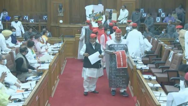 विधान परिषद में सपा सदस्यों की नारेबाजी, पोस्टर पहनकर वेल में आये और किया जोरदार हंगामा