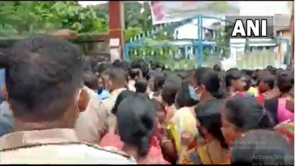 पश्चिम बंगाल: जलपाईगुड़ी जिले के एक टीकाकरण केंद्र पर मची भगदड़, 20 लोग घायल
