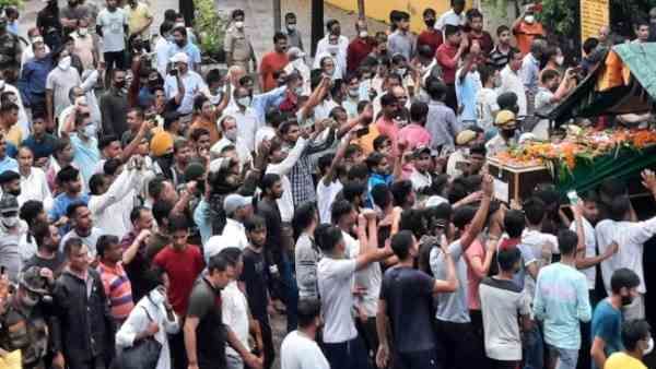 मेरठ: नम आंखों के बीच शहीद रामसिंह को दी गई अंतिम विदाई, आखिरी दर्शन के लिए उमड़ा जनसैलाब