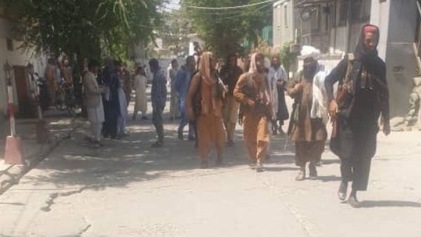 तालिबान ने सबसे बड़े 'विरोधी' चैनल पर मारा छापा, हथियारों के साथ दफ्तर पहुंचे तालिबान के लोग
