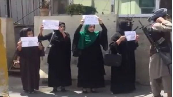 Afghanistan Row: तालिबान के लड़ाकों के सामने प्रदर्शन करती दिखीं अफगानी महिलाएं, Video
