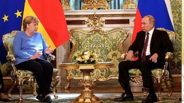 जर्मन चांसलर एंजेला मर्केल और व्लादिमीर पुतिन के बीच जमकर बहसबाजी