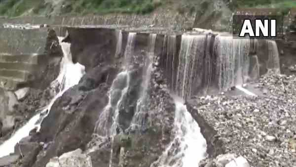 उत्तराखंड में बारिश का कहर: गंगोत्री नेशनल हाईवे 94 बना झरना, दो नेशनल हाईवे मलबे के कारण हुए बंद