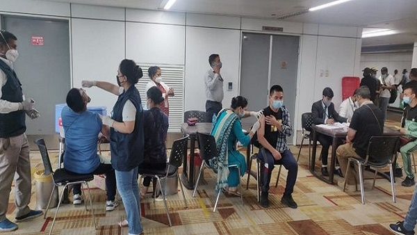 अफगानिस्तान से लौटे भारतीयों को दिल्ली एयरपोर्ट पर लगाया जा रहा है पोलिया का टीका