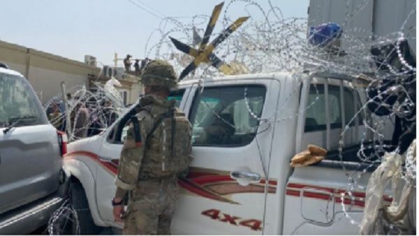 Afghanistan Row: रोती हुई मांओं ने कांटेदार तार के ऊपर फेंके बच्चे, कहा-'बचा लो', Video देखकर कांप जाएगा कलेजा