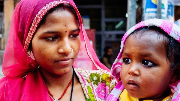 सरकारी दस्तावेज़ों में माँ का नाम जोड़ने के लिए किए गए संघर्ष की कहानी