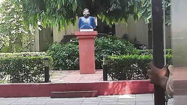 खाली करने से पहले बंगले में लगाई गई रामविलास पासवान की प्रतिमा, फिर से बढ़ी रार