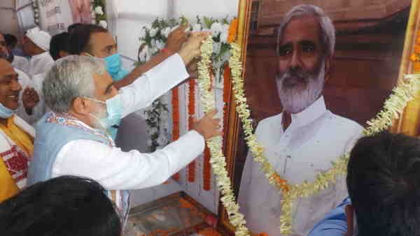 दिवंगत पूर्व केंद्रीय मंत्री रघुवंश बाबू की पुण्यतिथि पर साथ नजर आए अश्विनी चौबे और तेजस्वी