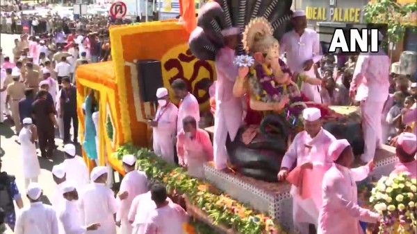 गणेश विसर्जन: मुंबई की सड़कों पर कोरोना के नियमों की उड़ीं धज्जियां, उमड़ा जनसैलाब